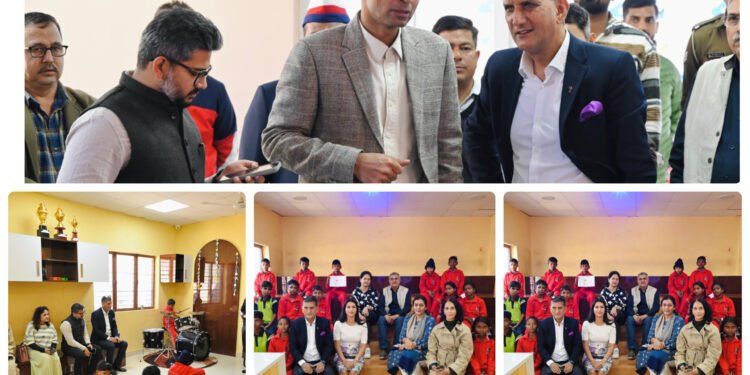 जिलाधिकारी की मॉनिटरिंग में आरबीएसके टीम द्वारा सभी बच्चों का नियमित स्वास्थ्य परीक्षण सुनिश्चित किया जा रहा है, जिसे सीईओ राज भट्ट ने महत्वपूर्ण बताया