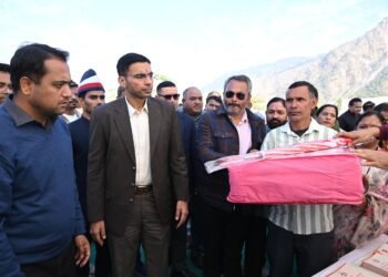 डीएम ने शिविर में उपस्थित ग्रामीणों से संवाद कर उनकी समस्याएं, मांगें व अपेक्षाएं सुनीं और सभी विभागों को समयबद्ध समाधान के निर्देश दिए