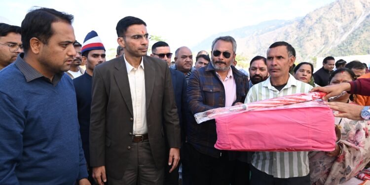 डीएम ने शिविर में उपस्थित ग्रामीणों से संवाद कर उनकी समस्याएं, मांगें व अपेक्षाएं सुनीं और सभी विभागों को समयबद्ध समाधान के निर्देश दिए