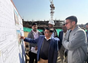 लेबर चार्ट में 300 श्रमिक आवश्यक होने की जानकारी पर डीएम ने लेबर बढ़ाते हुए 3 शिफ्ट में कार्य कराने का आदेश दिया