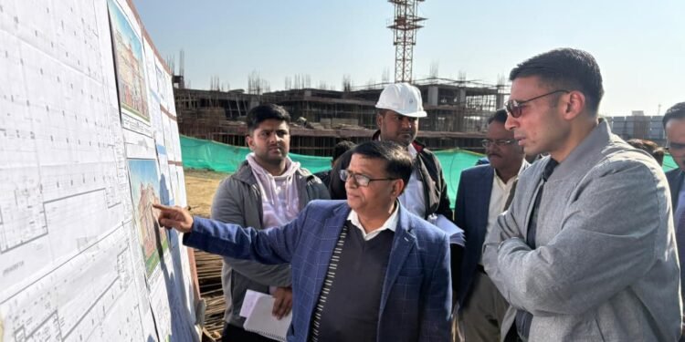 लेबर चार्ट में 300 श्रमिक आवश्यक होने की जानकारी पर डीएम ने लेबर बढ़ाते हुए 3 शिफ्ट में कार्य कराने का आदेश दिया