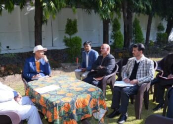 भाजपा जिलाध्यक्ष से बातचीत कर गणेश जोशी ने किसान दिवस कार्यक्रम की व्यवस्थाओं की जानकारी प्राप्त की