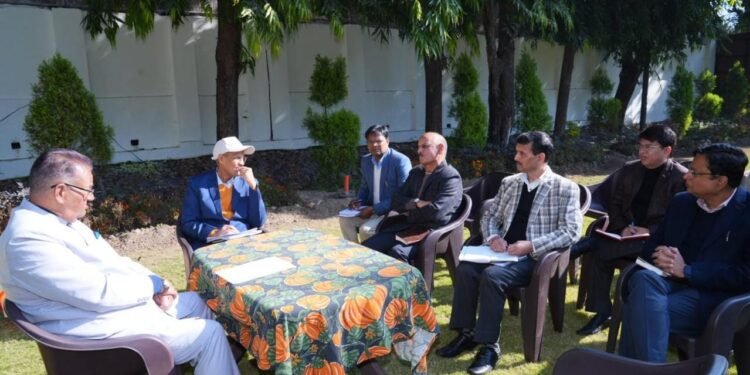 भाजपा जिलाध्यक्ष से बातचीत कर गणेश जोशी ने किसान दिवस कार्यक्रम की व्यवस्थाओं की जानकारी प्राप्त की