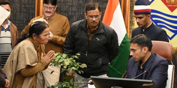 सड़क दुर्घटना में एक पैर गंवा चुकी दिव्यांग रेखा देवी को डीएम के निर्देश पर पेंशन स्वीकृत