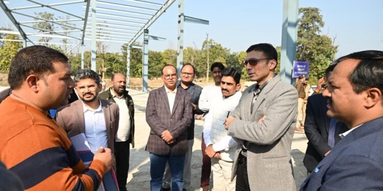 कचरा पृथक्करण और भविष्य की संचालन योजना पर डीएम प्रवीण बंसल ने अधिकारियों से की विस्तृत समीक्षा