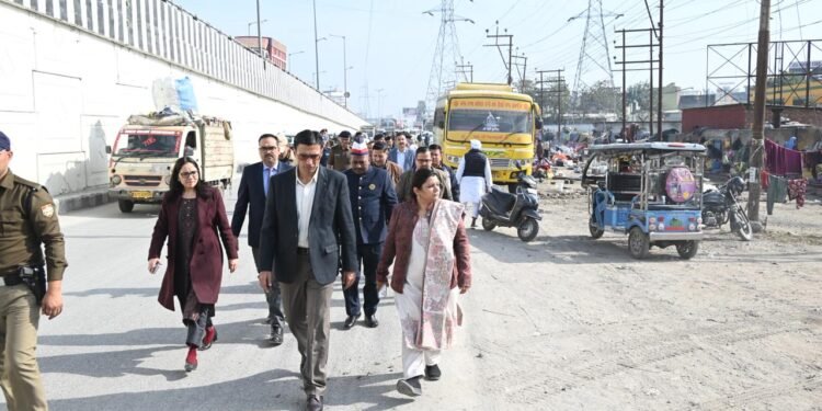 डीएम के आदेश पर सख्ती: सड़क किनारे अवैध खड़े वाहनों पर आरटीओ को कार्रवाई के निर्देश