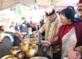 स्थानीय उत्पादों एवं व्यंजनों की सराहना करते कैबिनेट मंत्री गणेश जोशी