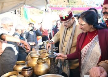 स्थानीय उत्पादों एवं व्यंजनों की सराहना करते कैबिनेट मंत्री गणेश जोशी