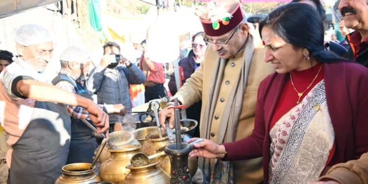 स्थानीय उत्पादों एवं व्यंजनों की सराहना करते कैबिनेट मंत्री गणेश जोशी