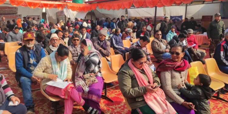 विकास नगर ब्लॉक मुख्यालय में प्रशासन गांव की ओर अभियान के तहत उमड़ा ग्रामीणों का सैलाब