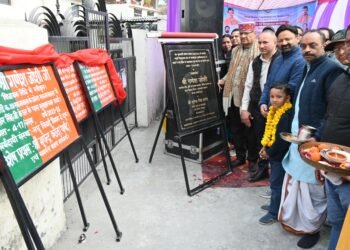 वार्ड–08 सालावाला में सीसी सड़क और नाला निर्माण कार्यों को हरी झंडी दिखाते कैबिनेट मंत्री गणेश जोशी