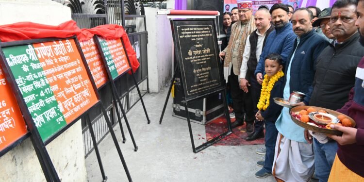 वार्ड–08 सालावाला में सीसी सड़क और नाला निर्माण कार्यों को हरी झंडी दिखाते कैबिनेट मंत्री गणेश जोशी