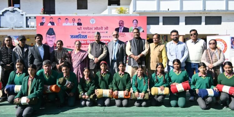 विद्यालय में छात्र संख्या में हो रही वृद्धि पर प्रसन्नता व्यक्त करते हुए मंत्री गणेश जोशी ने बच्चों को मन लगाकर पढ़ाई करने और जीवन में आगे बढ़ने के लिए प्रेरित किया