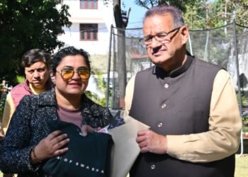 मंत्री गणेश जोशी से हाउस ऑफ़ स्वाशा की सह-संस्थापक ने की भेंट, बांस से निर्मित परिधान किए भेंट