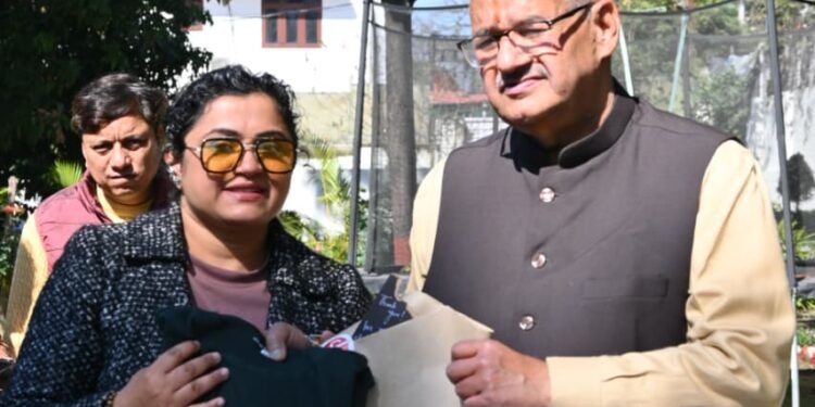 मंत्री गणेश जोशी से हाउस ऑफ़ स्वाशा की सह-संस्थापक ने की भेंट, बांस से निर्मित परिधान किए भेंट